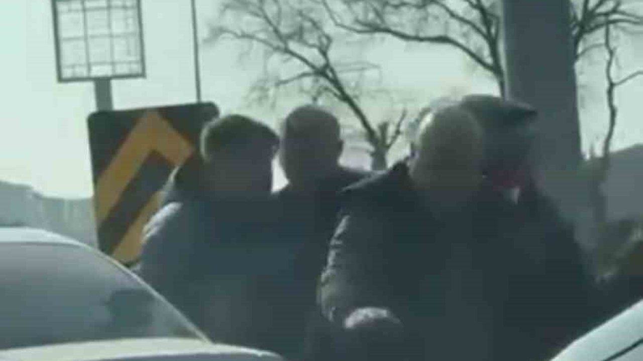 Bursa’da yol verme kavgasında yumruklar havada uçuştu