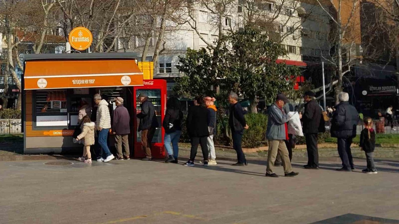 Bandırma’da uygun fiyatlı pide için uzun kuyruklar oluştu