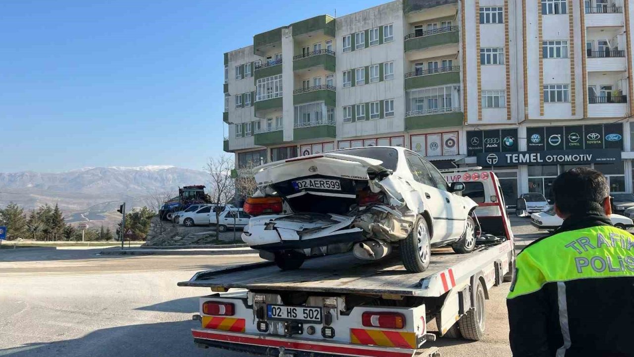 Adıyaman’da 2 otomobil çarpıştı: 2 yaralı