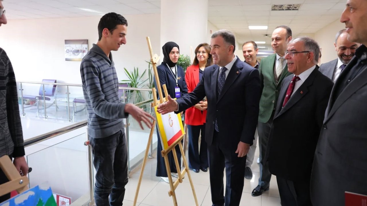 Vali Eldivan serginin açılışını yaptı