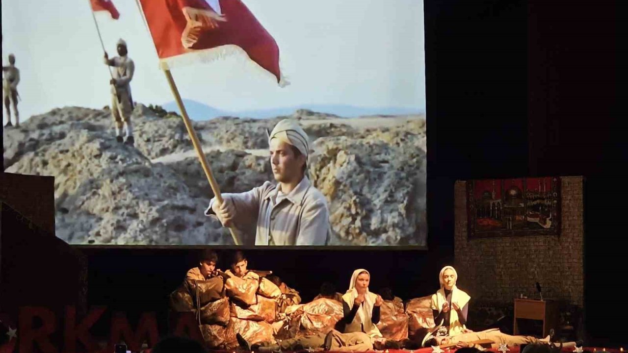 İstiklal Marşı ve Mehmet Akif, Gölcük’te tiyatro sahnesine taşındı