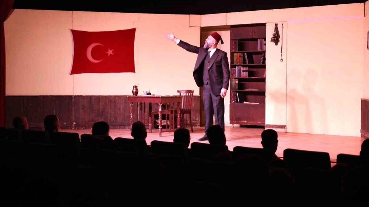 ‘Şair, Şiir, Şuur’ oyunu tiyatroseverler ile buluştu