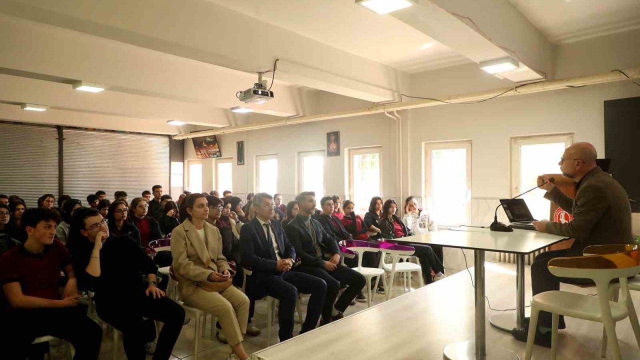 Mehmet Akif Ersoy’un bayrak aşkı ve inancı lise öğrencilerine anlatıldı