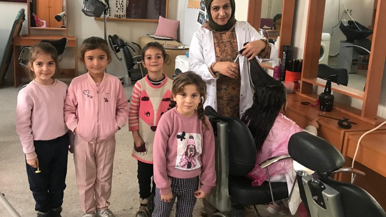 Samsat’ta kızların saç kesimleri ücretsiz yapılıyor