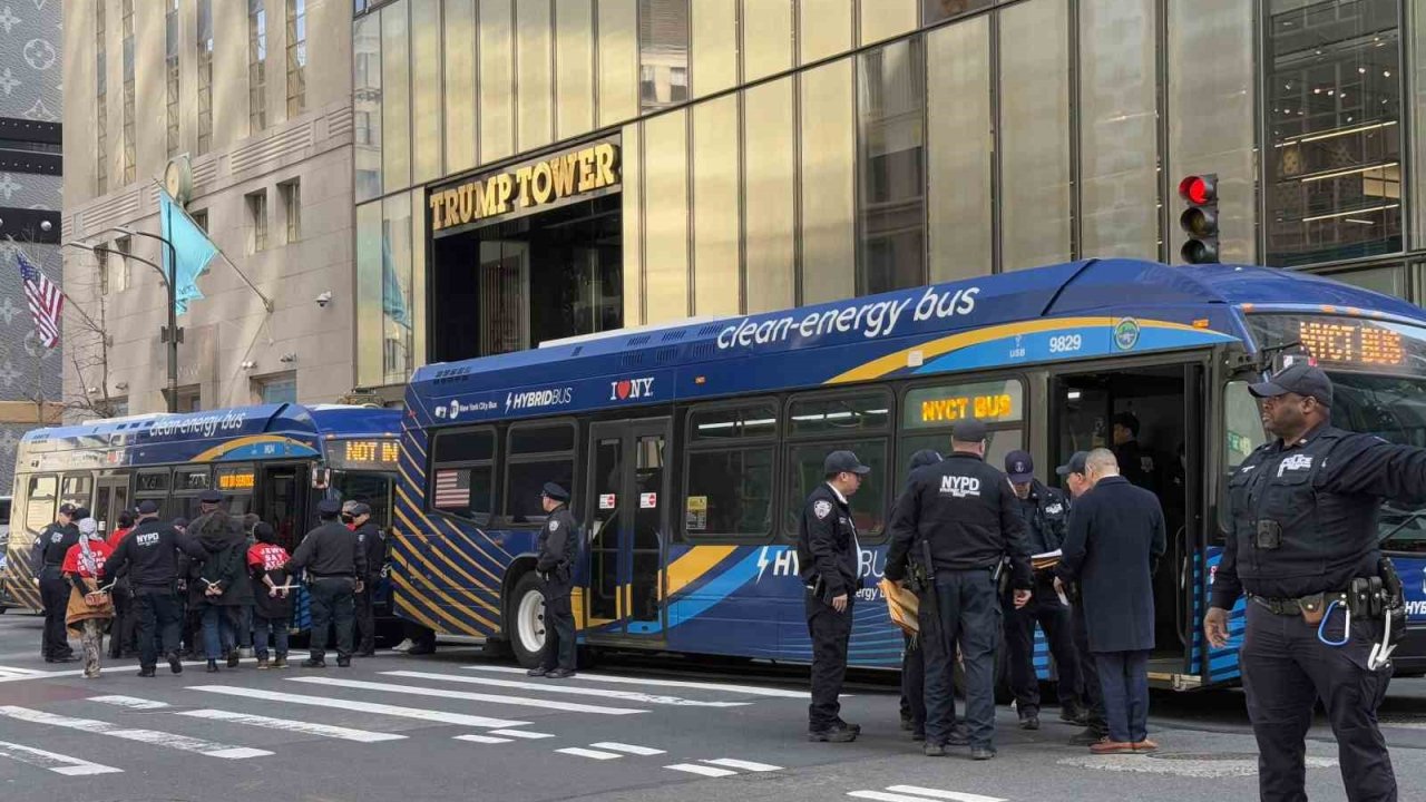 Yahudi protestocular Trump Tower’ı işgal etti: 98 gözaltı