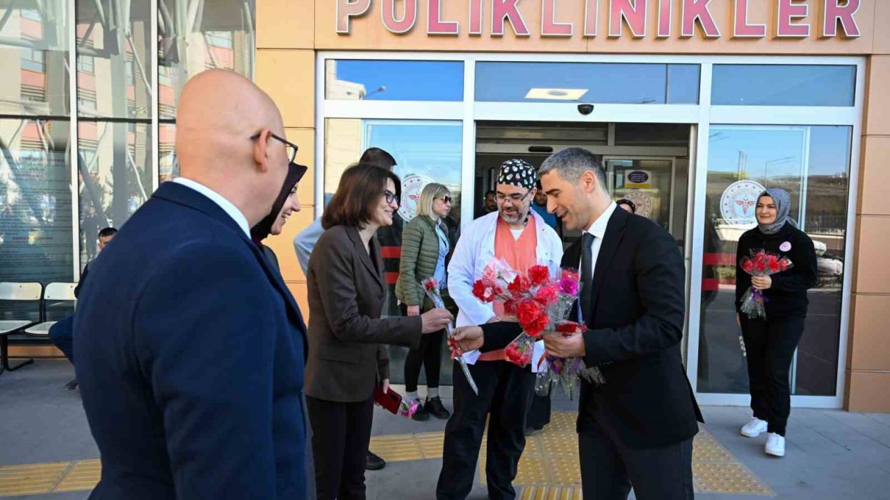 Vali Aktaş, Uşak Eğitim ve Araştırma Hastanesi çalışanlarını ziyaret etti