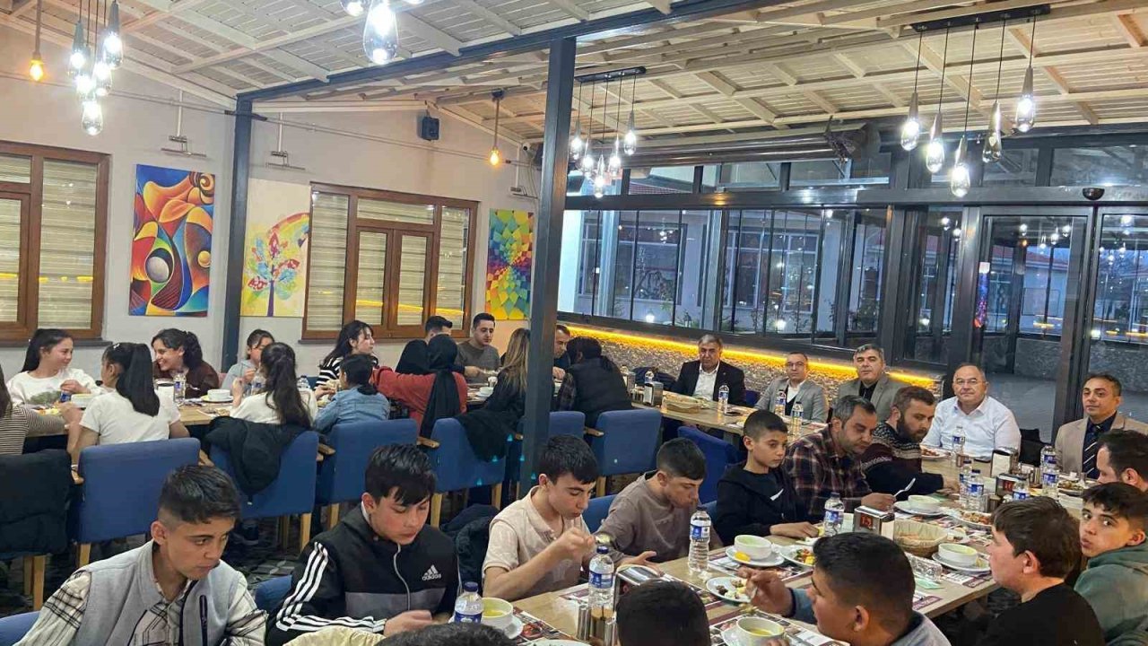 Çobanlarlı öğrenciler iftarda buluştu