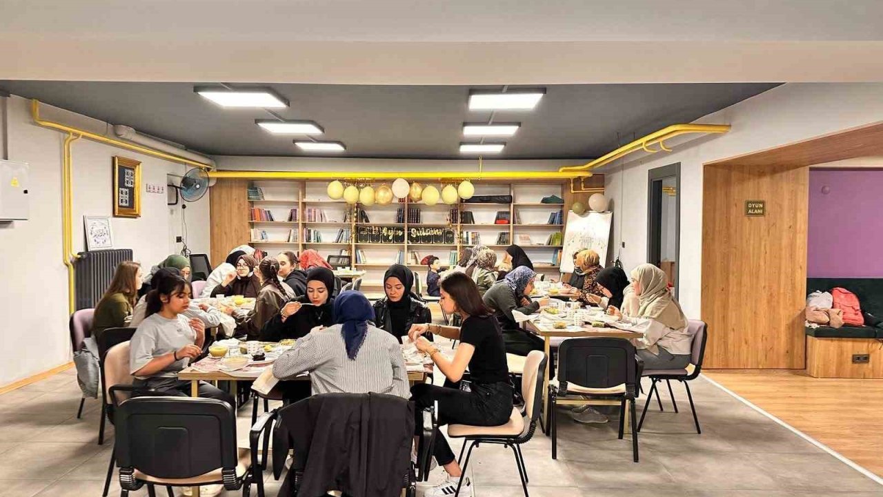 Liseli kız öğrenciler iftarda bir araya geldi