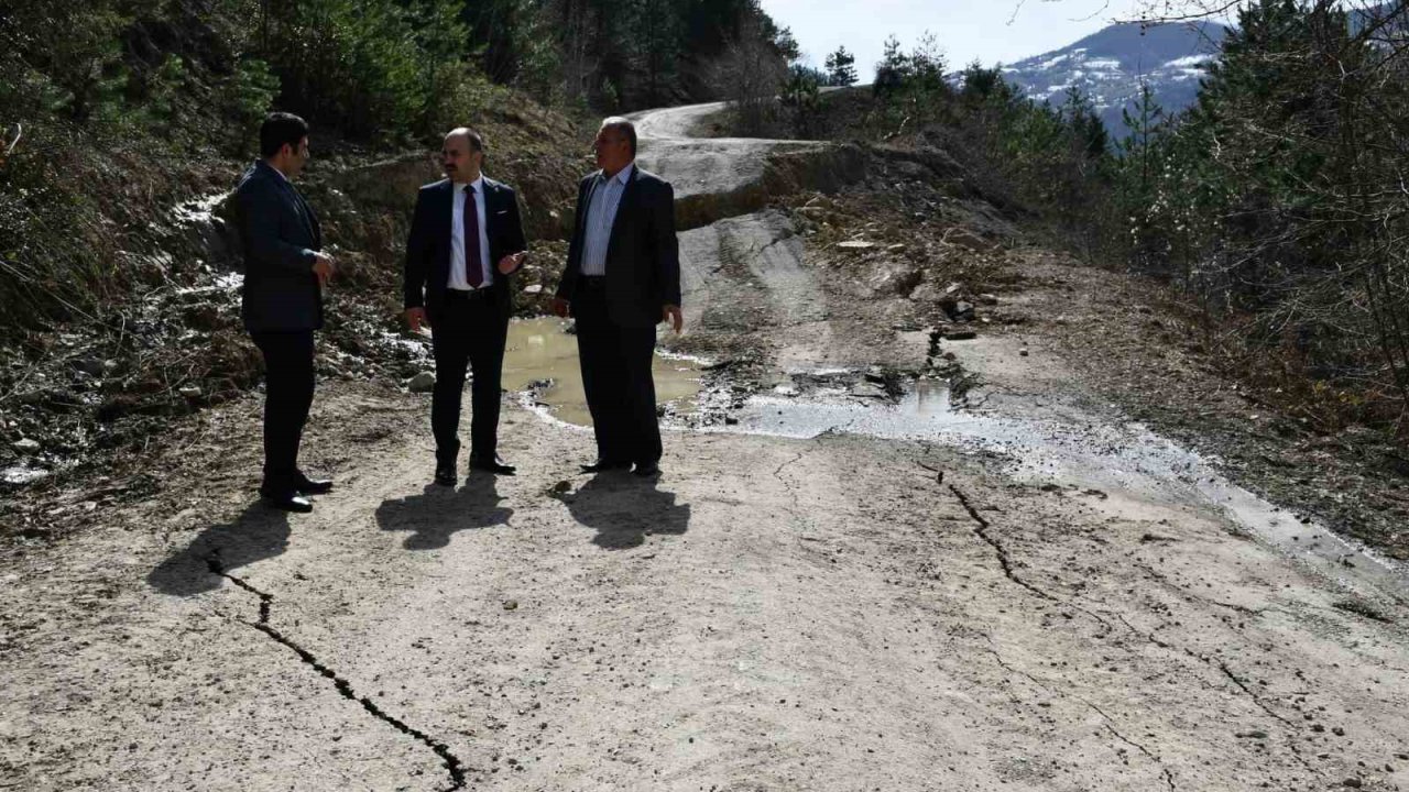 Kastamonu’da heyelan sebebiyle yol, 4 metre kaydı