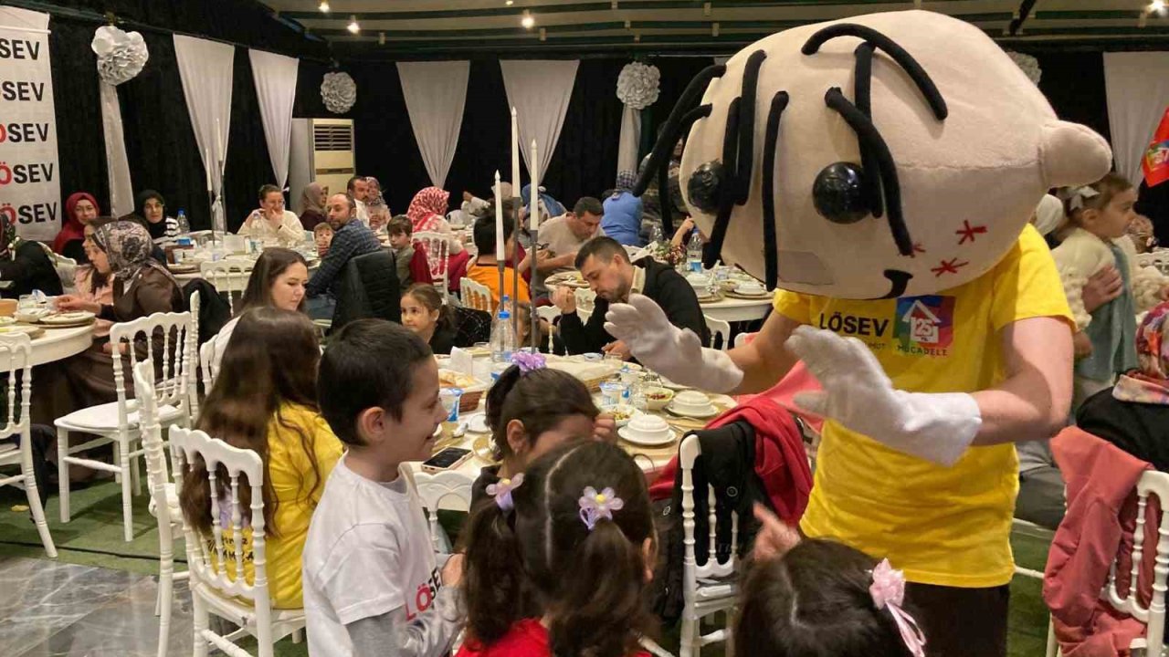 Bursa’da lösemili çocuklar ve aileleri iftar yemeğinde bir araya geldi