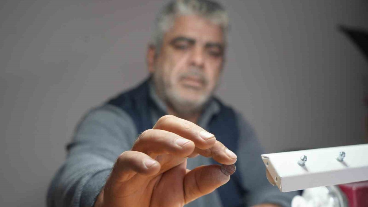 Binbir zahmetle yapılan rengarenk kehribar tespihler göz alıyor