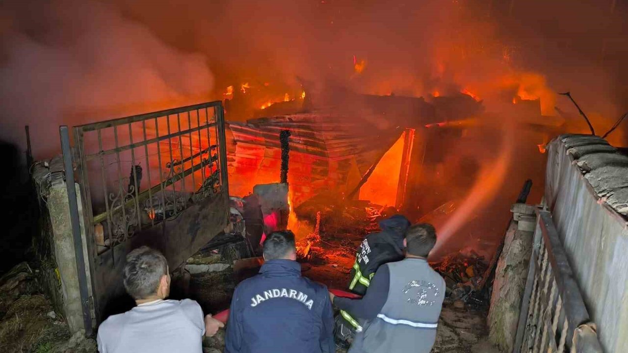Kastamonu’da iki katlı ahşap ev yandı, iki büyükbaş hayvan telef oldu