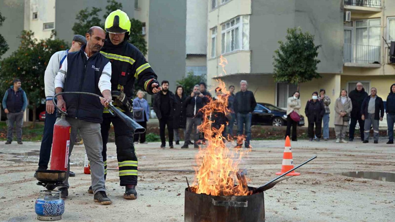 Mersin itfaiyesi afet ve yangın risklerine karşı vatandaşları bilgilendiriyor