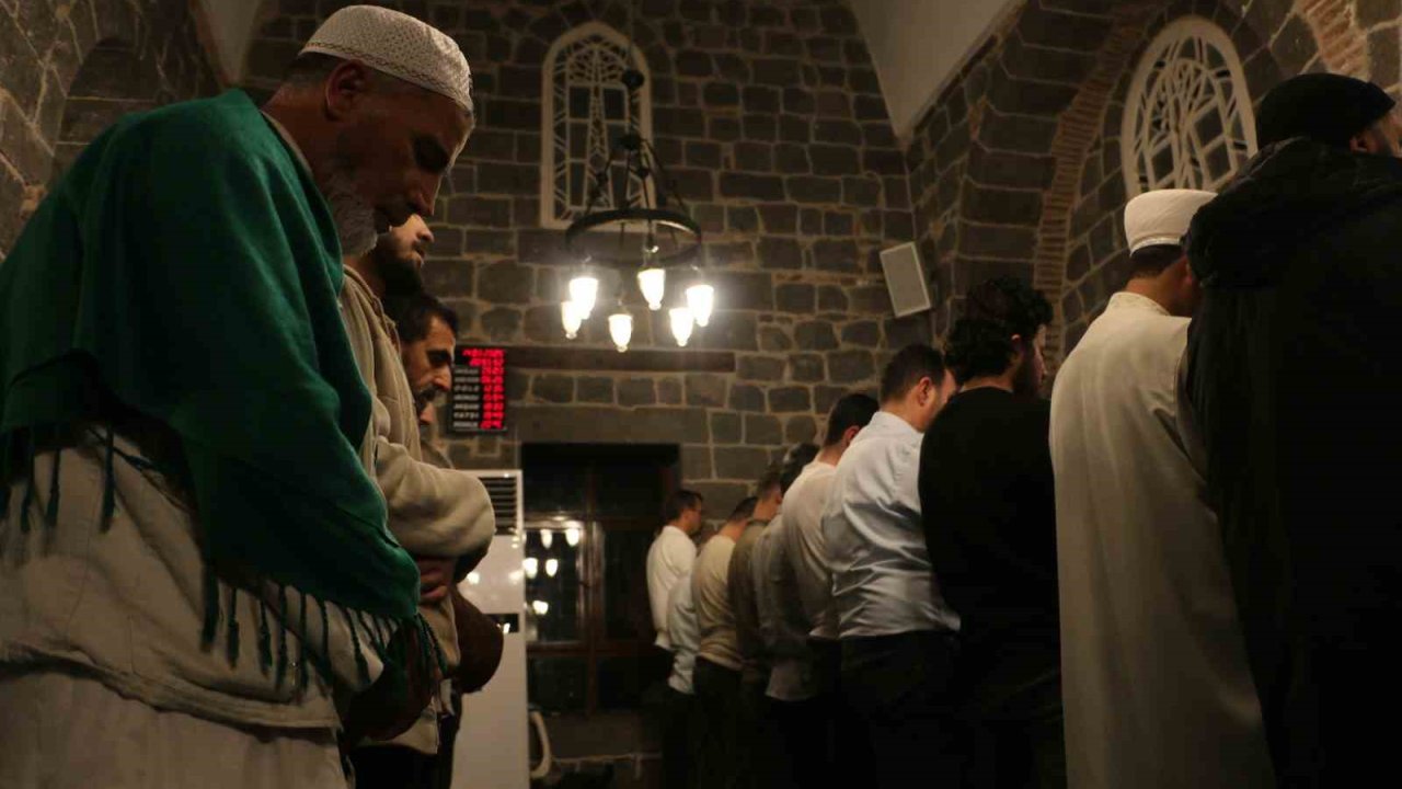 Diyarbakır’daki bu camide teravihte bir cüz okunuyor