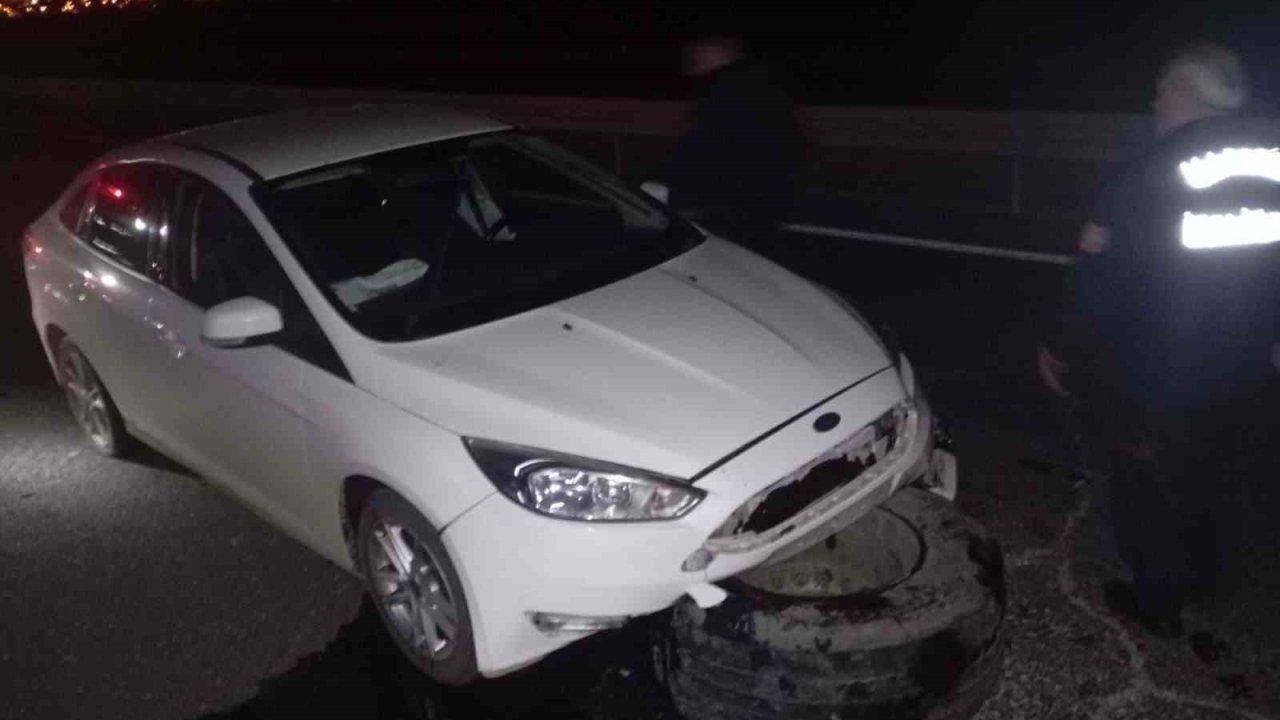 Mardin’de seyir halindeki otomobilin sürücüsü, tırdan fırlayan tekerin çarpması sonucu yaralandı