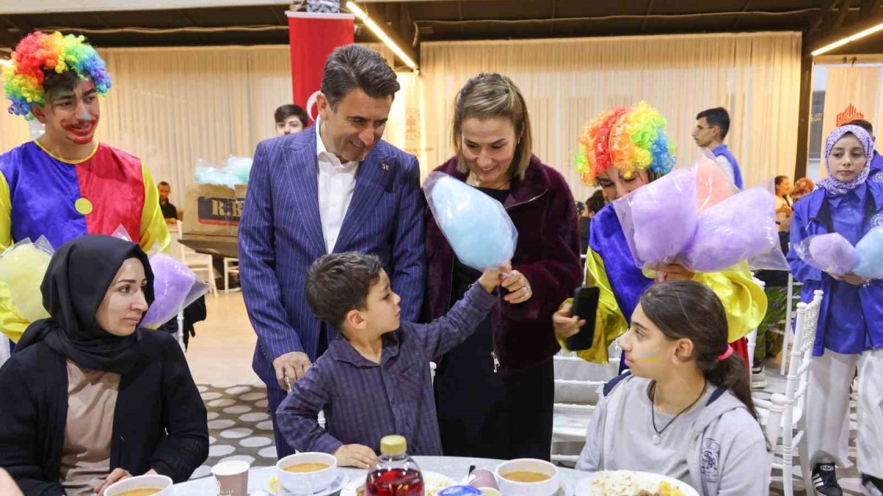 Vali Aygöl, çocuklarla yakından ilgilendi