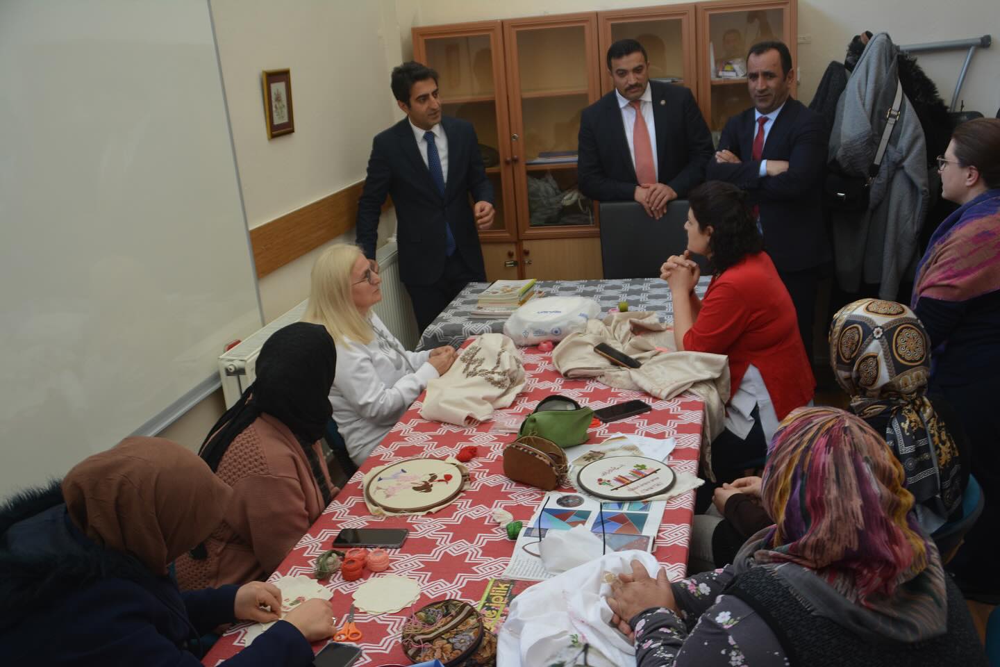 Sarıkamış Kaymakamı Enis Aslantatar, El Sanatları Kursu’nu Ziyaret Etti