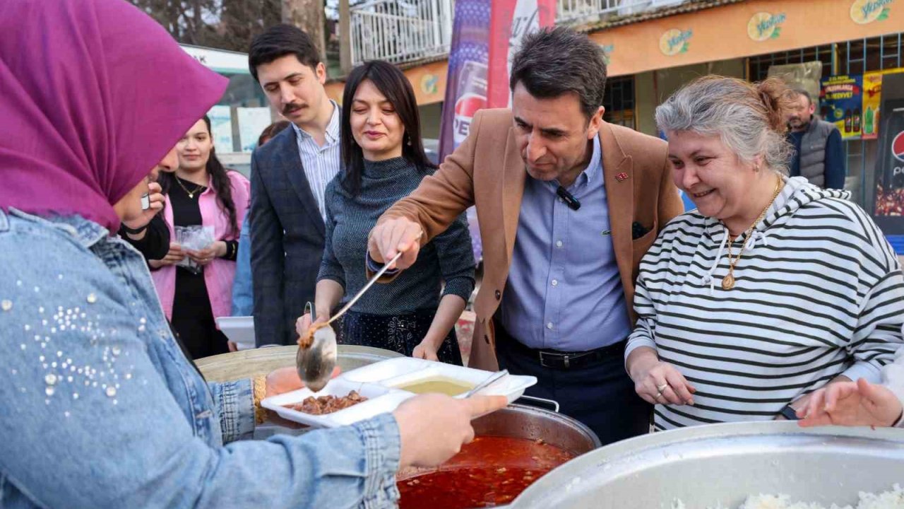 Karaköy’de vatandaşlarla bir araya geldi