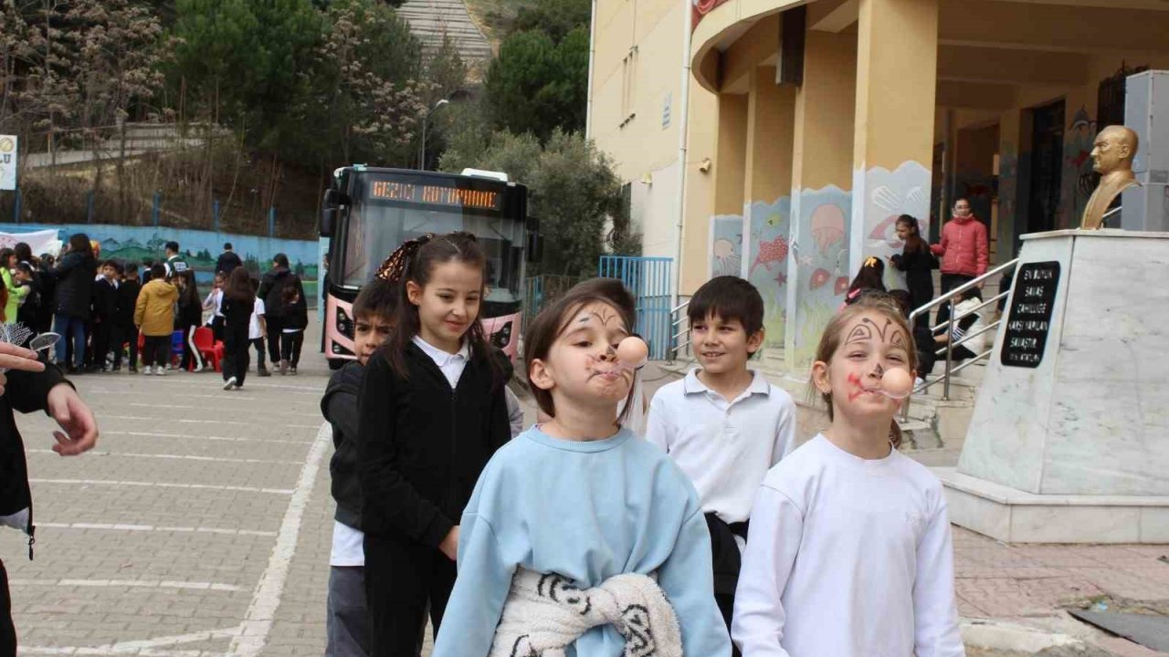 Gezici kütüphane çocuklarla buluştu