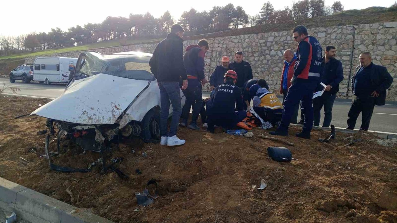 Orta refüje çarpan otomobil sürücüsü yaralandı