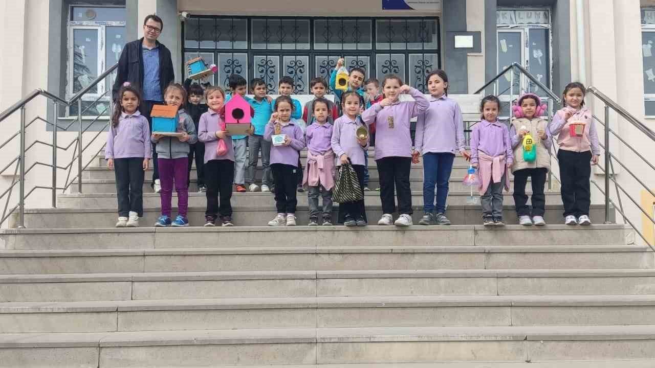 Hisarcık’ta minik öğrenciler kuşlar için ağaçlara yemlik astı