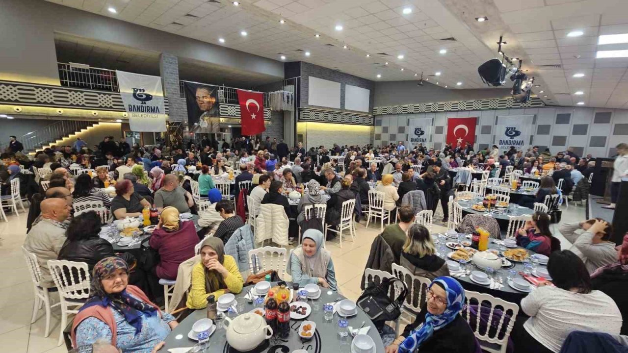 Bandırma Belediye Başkanı Mirza, özel bireylerle iftarda buluştu