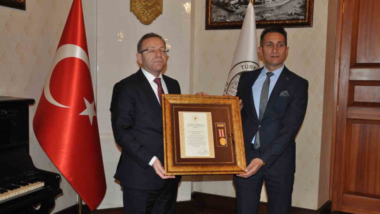 Kars’ta şehit ailelerine devlet övünç madalyası verildi