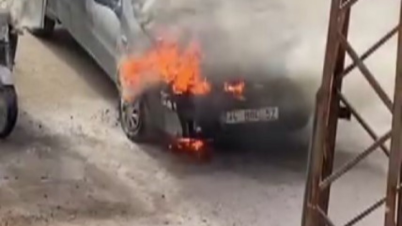 Hatay’da park halindeki kamyonet alevlere teslim oldu