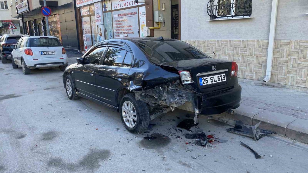 Park halindeki araca arkadan çarptı