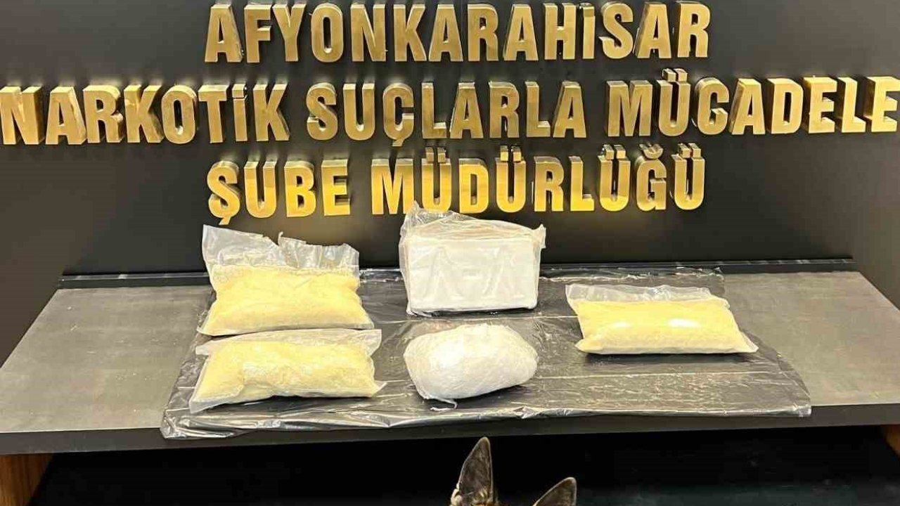 Polisin durdurduğu otomobilde 4 kilo 542 gram uyuşturucu ele geçirildi