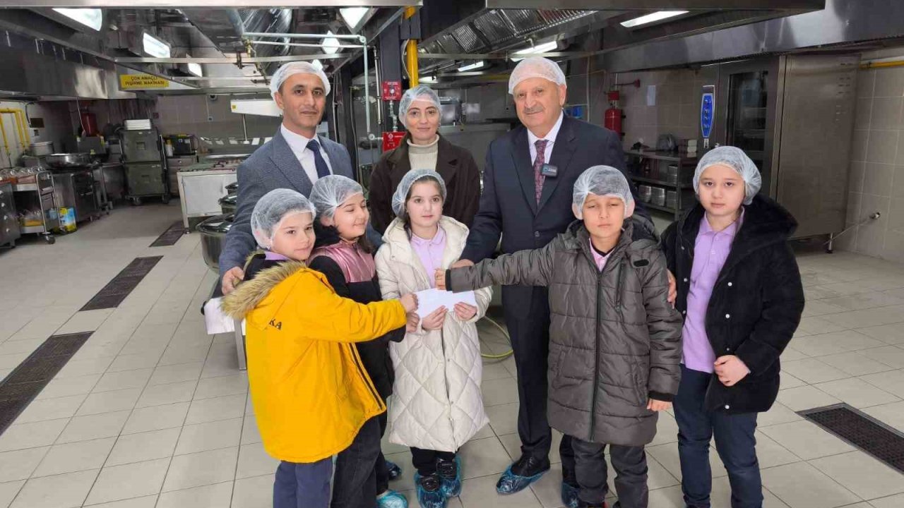 Minik öğrenciler harçlıklarını ihtiyaç sahipleri için bağışladı