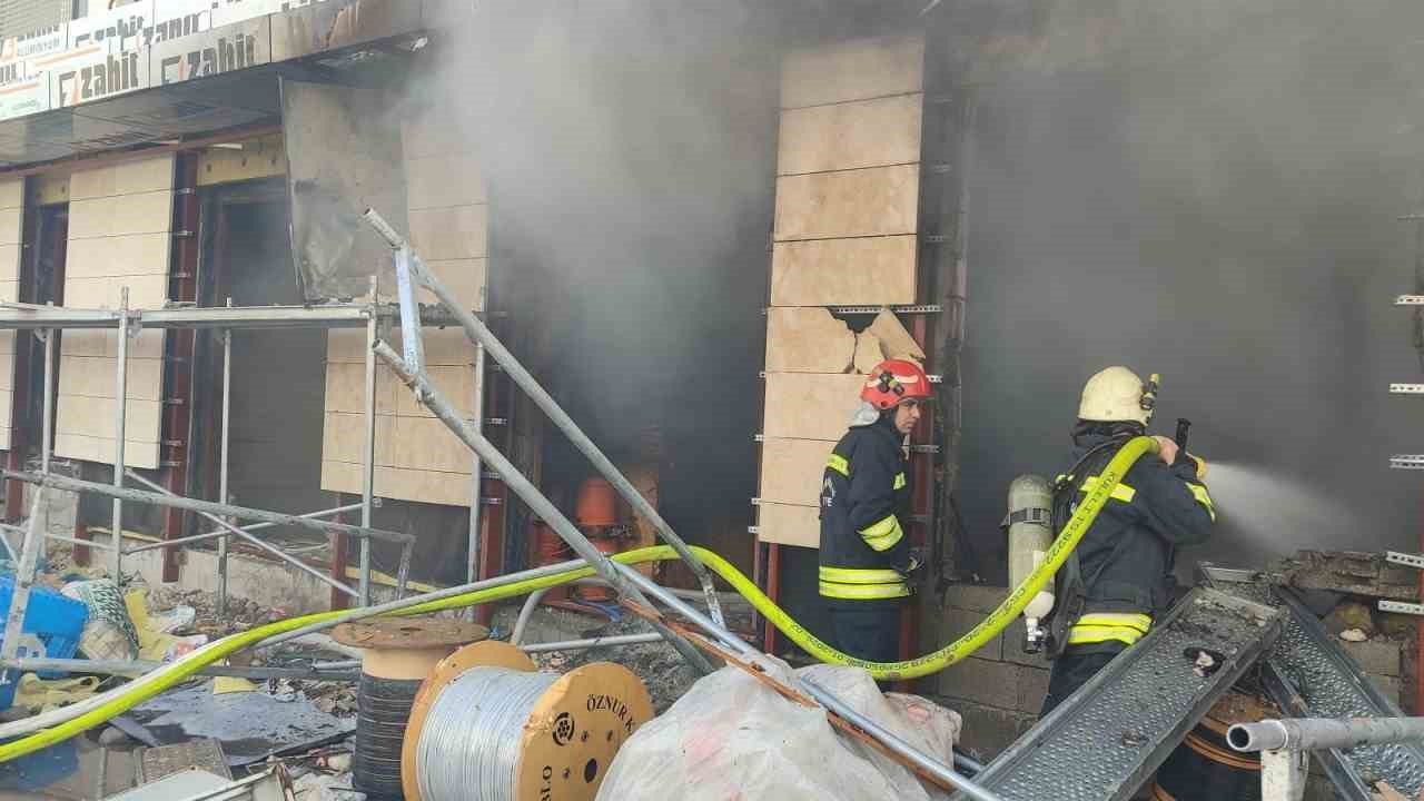 Kahramanmaraş’ta 2 depo yandı