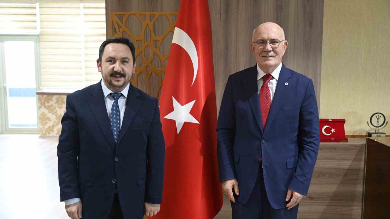 Uşak Kent Konseyi’nden Uşak Üniversitesi öğrencilere hediye çeki  verildi