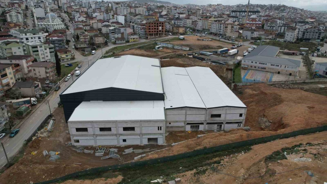 Kapalı spor salonunda çalışmalar tam gaz devam