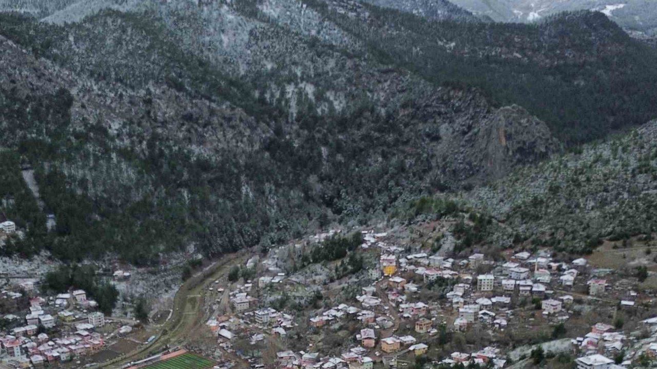 Feke’de kar görsel şölen sundu