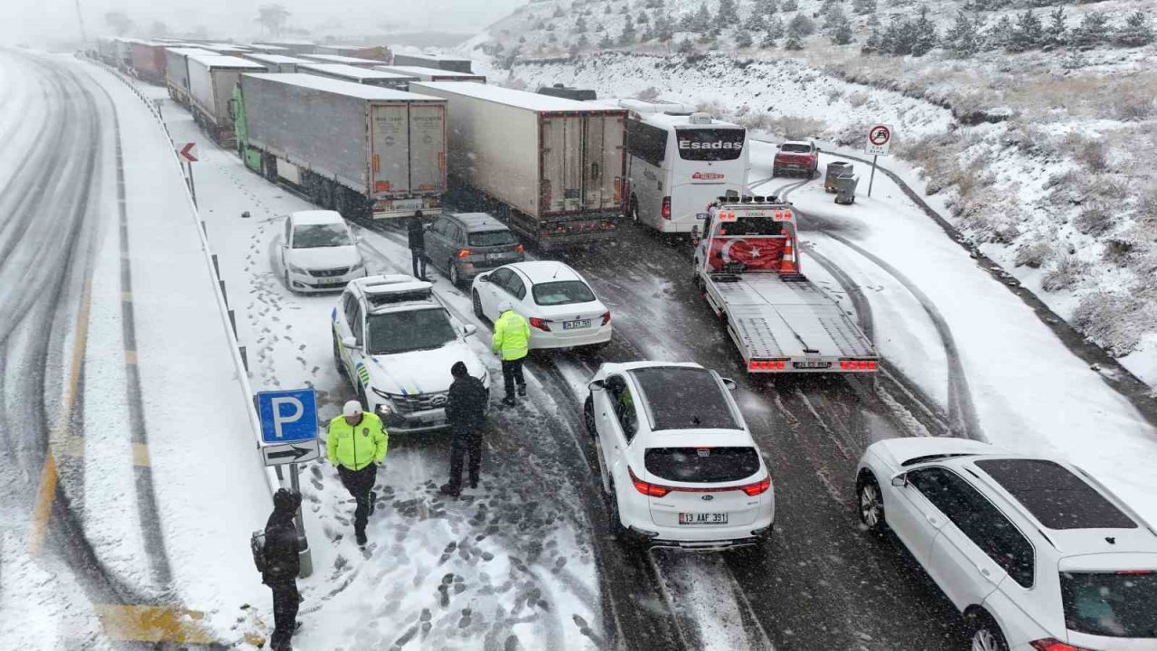 Erzincan’da kar ve tipi ulaşımda aksamalara neden oldu