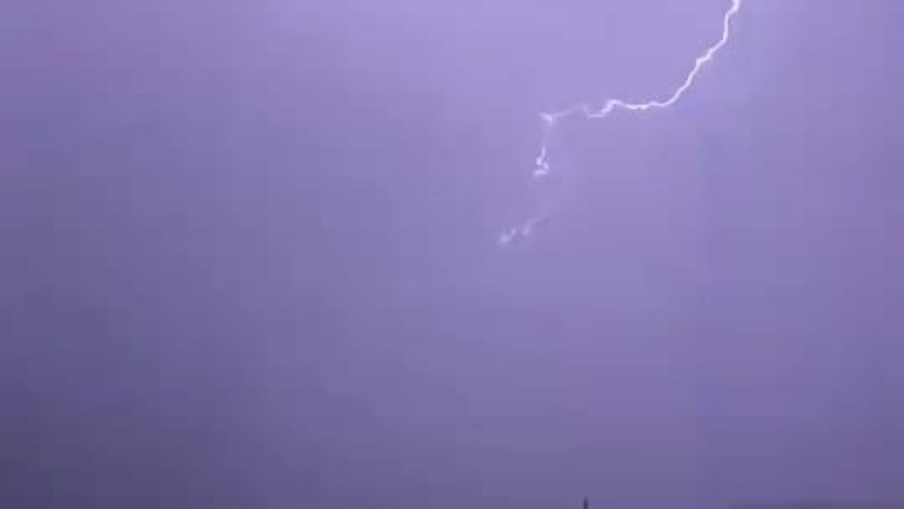 Bingöl’de şimşekler geceyi gündüze çevirdi