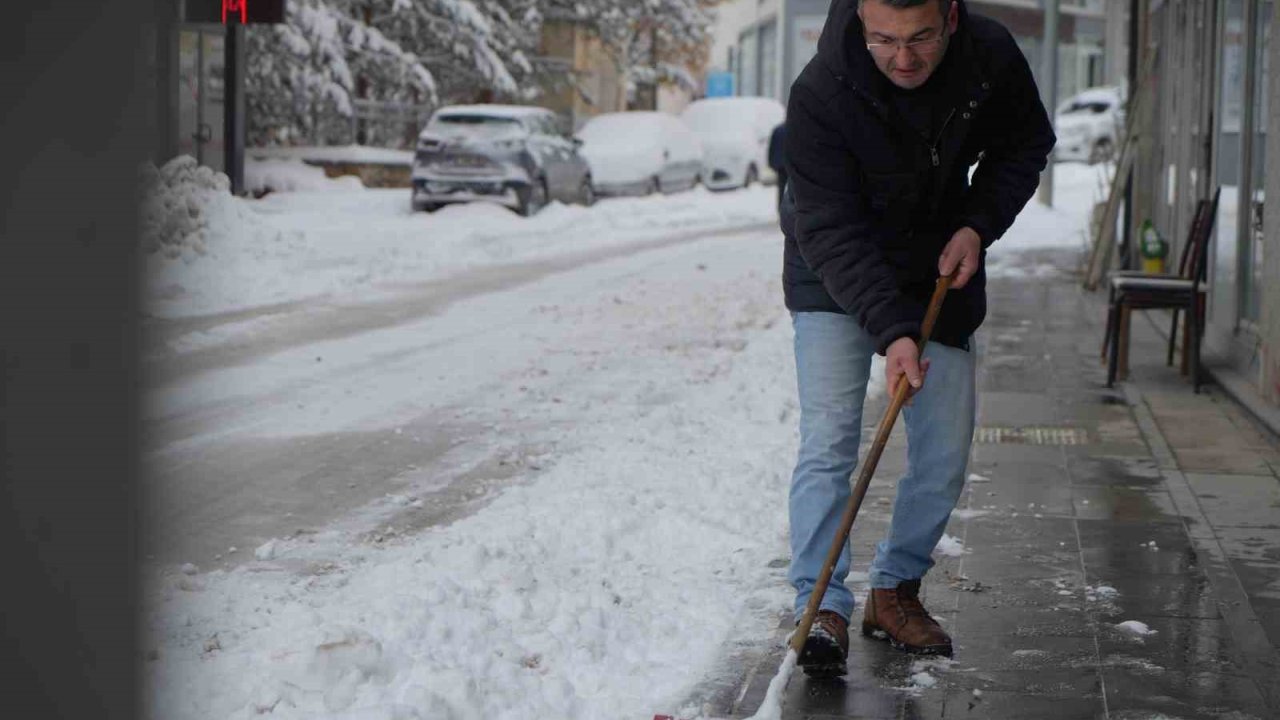 Mart kapıdan baktırdı: Bayburt güne 15 santimetreyi bulan karla uyandı
