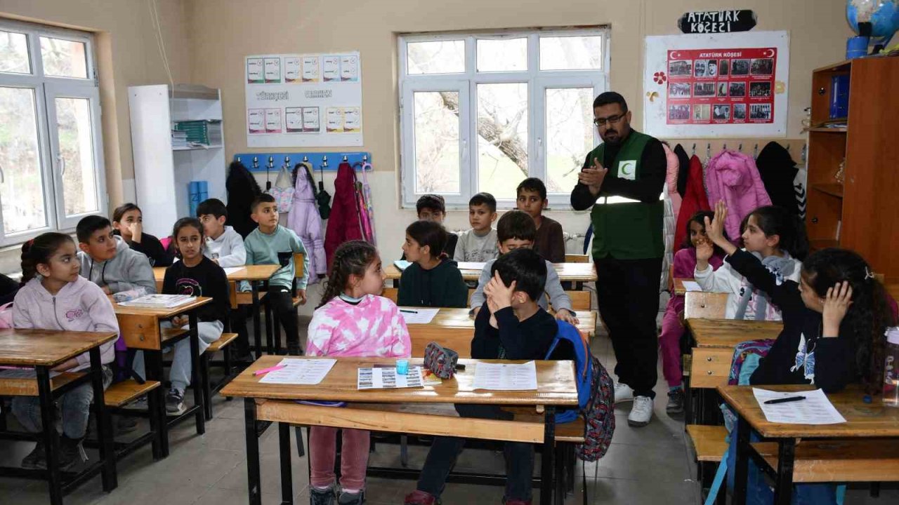 Şırnaklı öğrencilere teknoloji bağımlılığı eğitimi verilip mont dağıtıldı