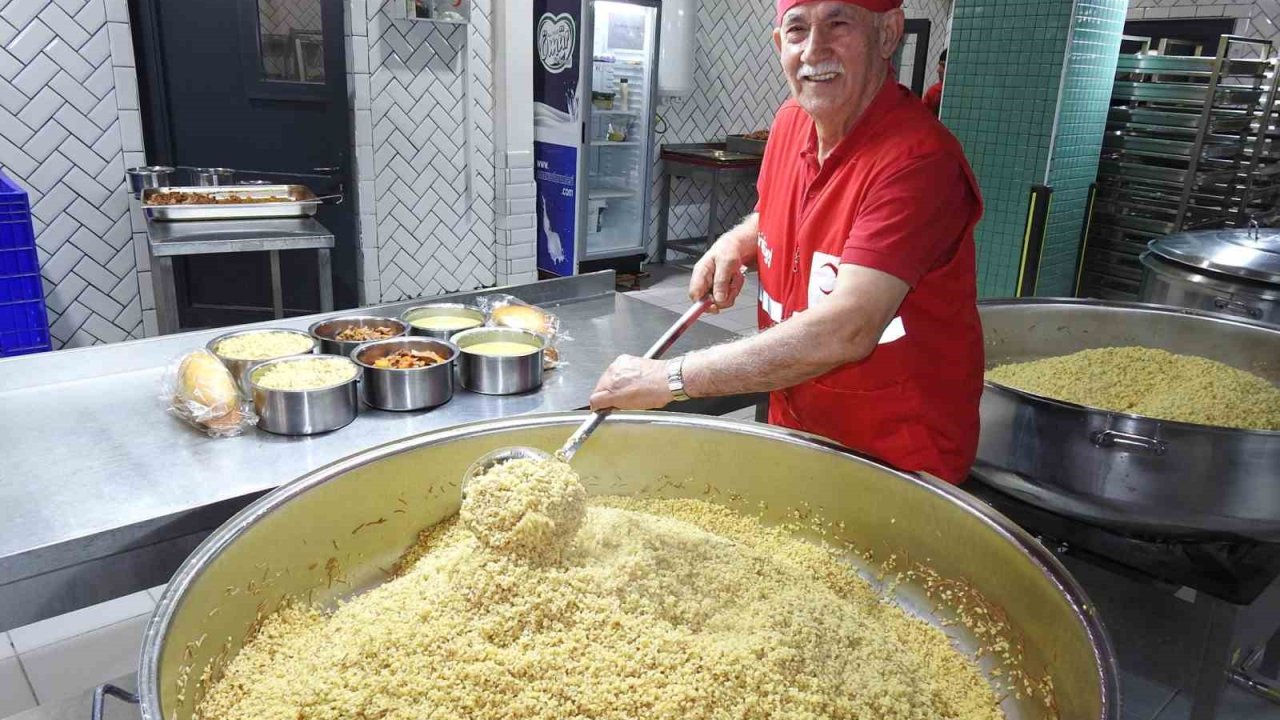 78 yaşında ihtiyaç sahipleri için gönüllü çalışıyor