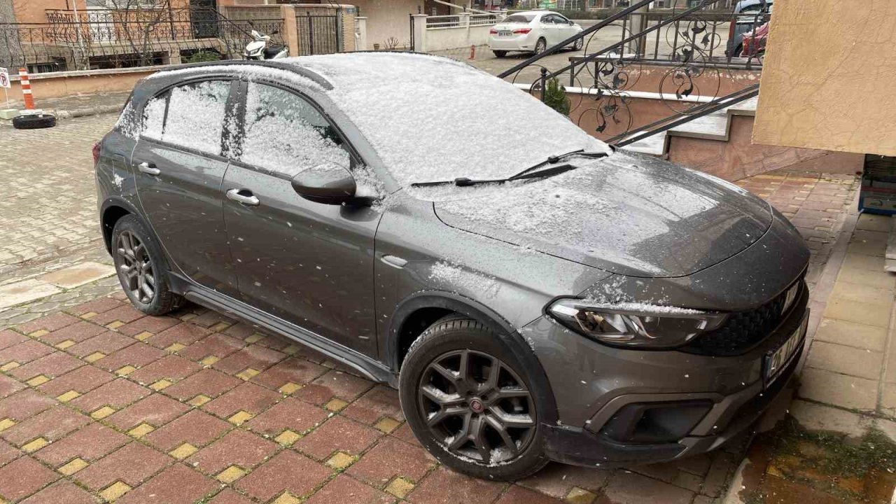 Araçların ve binaların üstü karla kaplandı