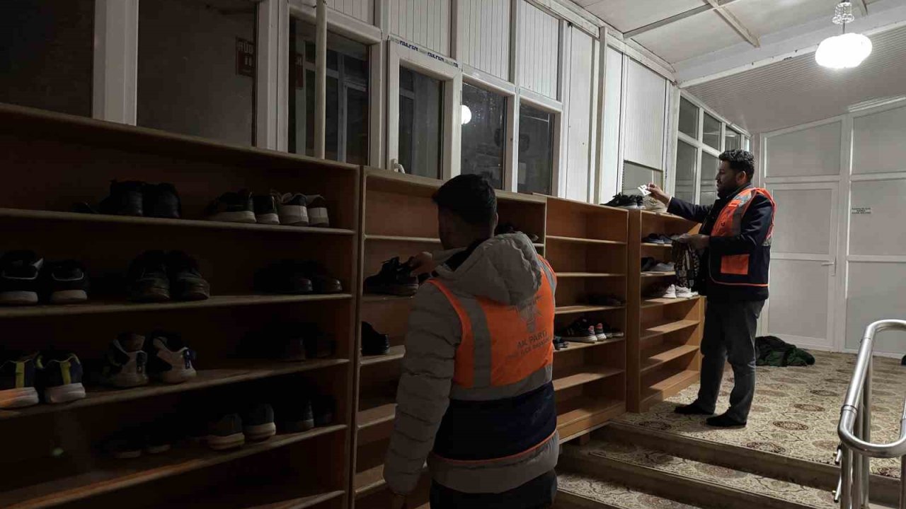 Aksaray’da teravih namazına camiye gelen çocuklara ayakkabıda harçlık sürprizi
