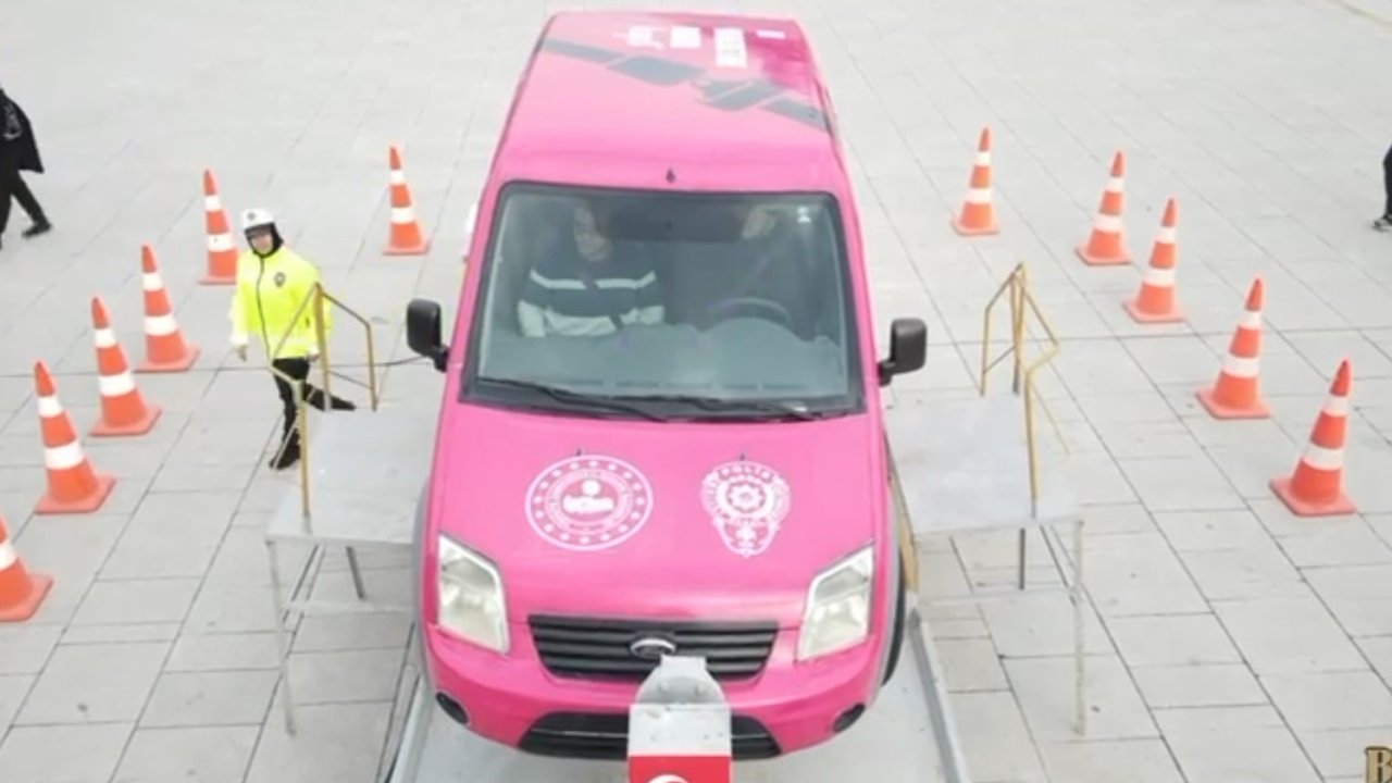 Meydana konan simülasyon aracıyla emniyet kemerinin önemi anlatıldı