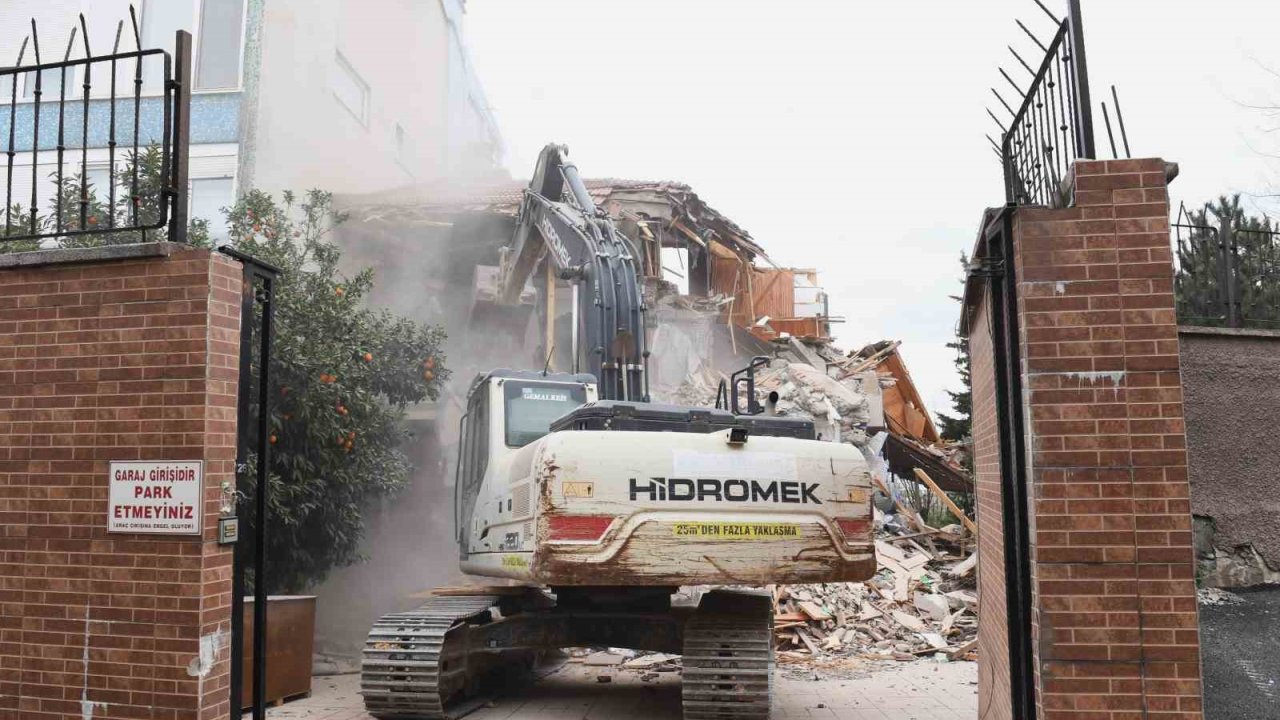 Tarihi surları tehdit eden riskli bina yıkıldı