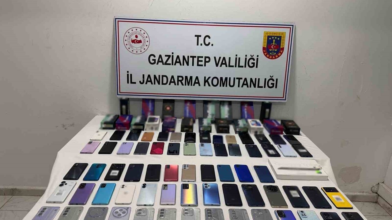 Gaziantep’te 2 milyon TL değerinde kaçak telefon ele geçirildi: 2 gözaltı