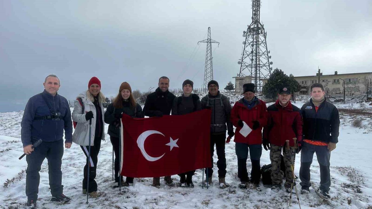 Şehitlerin anısına bin 808 metrelik dağa tırmandılar