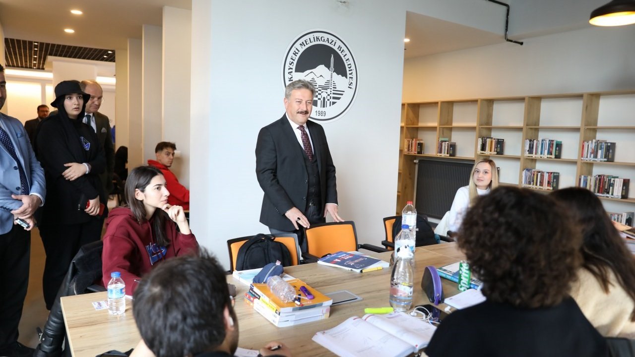 Melikgazi Belediyesi gençlere yönelik hizmetleriyle örnek oluyor