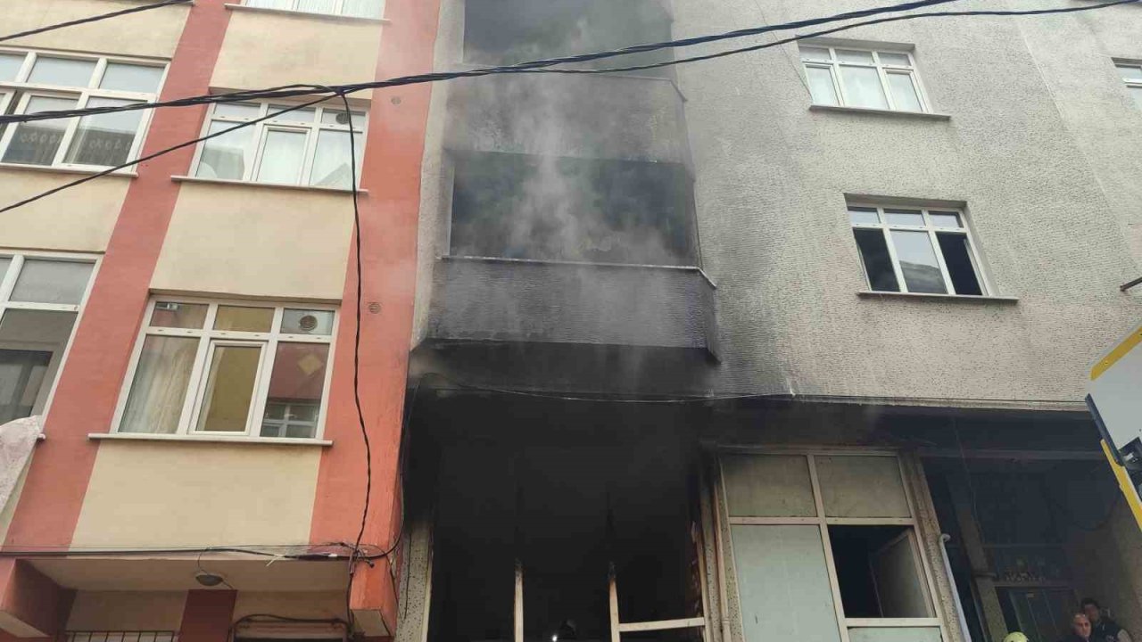 Bağcılar’da araç paspası üreten iş yerinde korkutan yangın