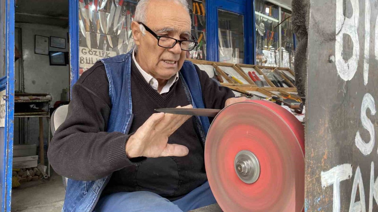 İşini severek yapan 81 yaşındaki Erhan amca mesleğini bir türlü bırakamıyor