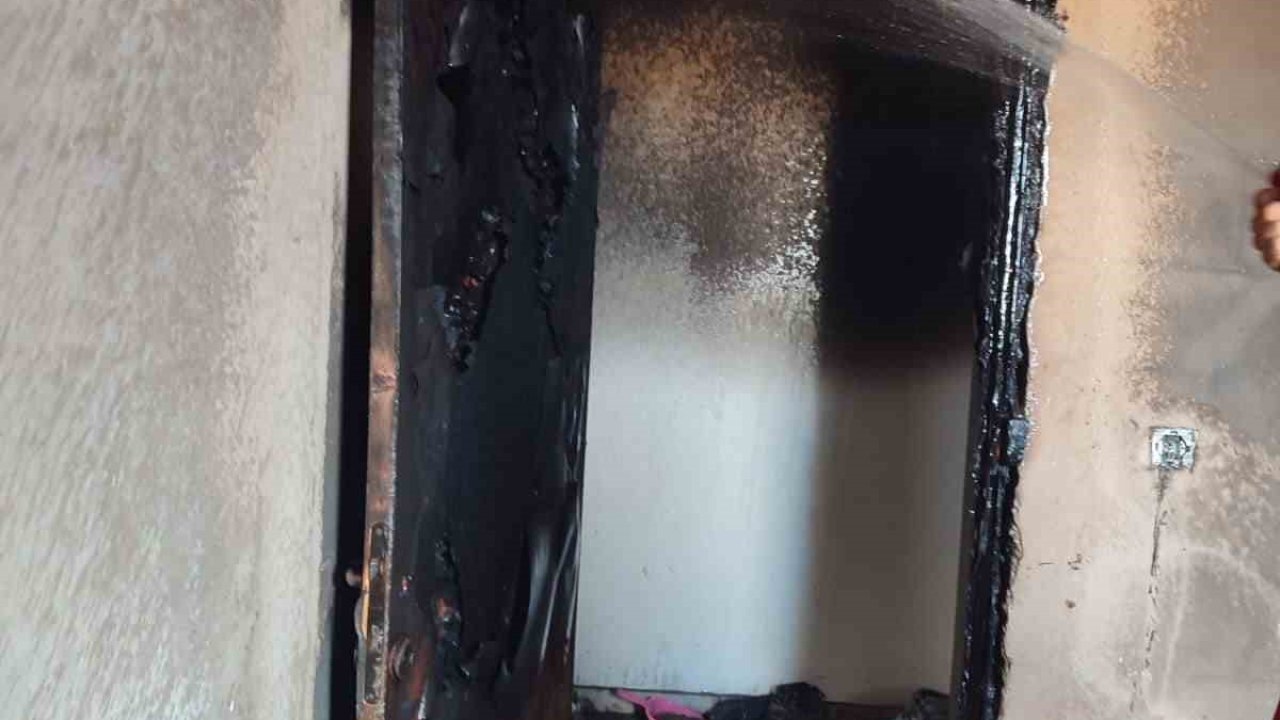 Evde çıkan yangında eşyalar kullanılamaz hale geldi